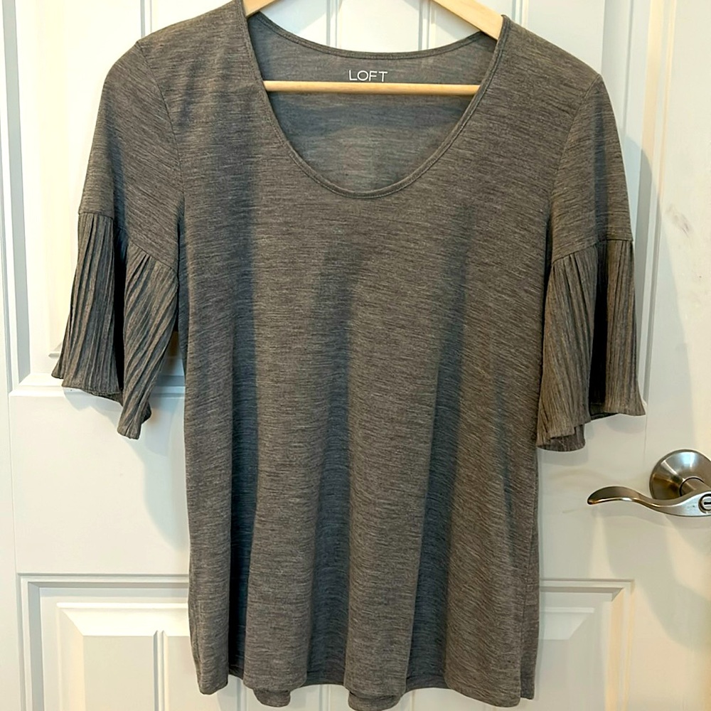 Loft Outlet dressy gray t shirt, size XS